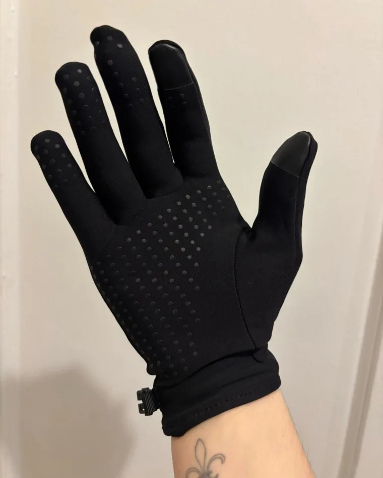 Uniqlo Heattech touchscreen gloves image 3